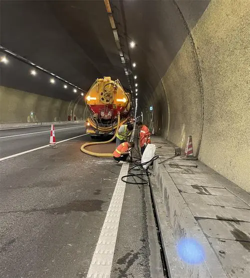 科尔沁隧道排水渠清淤